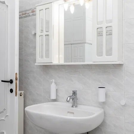 Manouk's Two Bedroom Apartment *